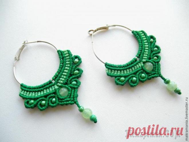 Создаем простые и красивые серьги в технике макраме Со слов автора. Сегодня я хочу вам показать, как сплести нежные, красивые и несложные серьги в технике макраме.Для плетения серег нам понадобится:1. Швензы круглые 3,5 см — пара.2. Бисер 4 мм.3. Вощен...