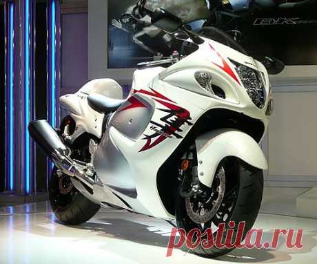 Suzuki Hayabusa. Технические и скоростные характеристики этого байка позволяют ему развивать скорость до 360 км/час. Машина имеет необычный дизайн, обусловленный аэродинамической проработкой, цель которой – более устойчивое поведение мотоцикла на дороге.
