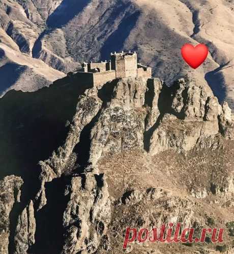 Շապին Գարահիսարը հինավուրց բերդաքաղաք է: Այն մտնում է Փոքր Հայքի Նիկոպոլիս գավառի մեջ: Բերդապարիսպը ձգվում էր մոտ երկու կիլոմետր շրջագծով, միջին բարձրությունը հասնում էր հինգ մետրի: Ամրացված էր յոթանասուն աշտարակով և հարյուր պատվարով: Բերդն ուներ երեք երկաթակուռ դարպաս, բազմաթիվ ջրամբարներ, հացահատիկի ամբարներ: Այն կառուցված է չորս կողմից խոր ձորերով կտրտված լեռնապարի գագաթին: Դեպի լեռները գնացող շառավիղները վերևում տեղ-տեղ կտրատվում են բնական սանդղակներով: Անդնդախոր ձորերի վրա կախված գահավեժ