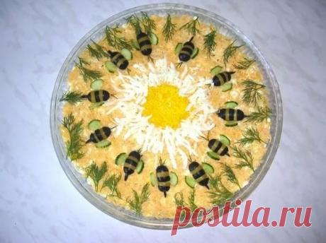 САЛАТ С КОПЧЕНОЙ КУРИЦЕЙ И АНАНАСОМ Салат с копченой курицей и ананасом – этот пикантный салат особенно нравится женщинам и детям. Состав салата с копченой курицей и ананасом: 🥚Ингредиенты: