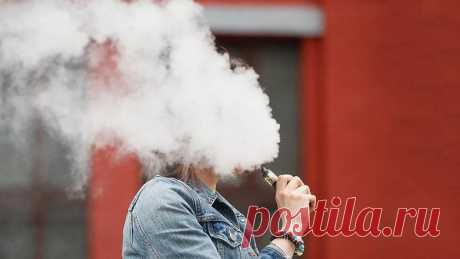 Курение вейпов повышает риск развития рака так же сильно, как и курение обычных сигарет. Об этом заявили ученые на конгрессе Международной ассоциации стоматологов в американской Александрии.