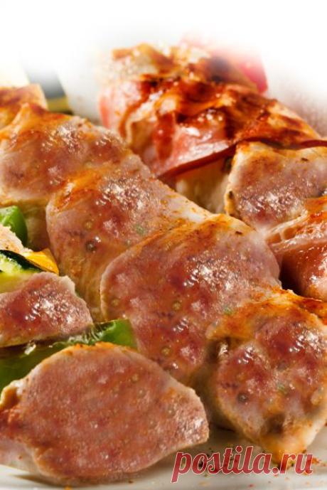 Шашлык из говяжьей печени (с Атаки)
Шашлык из говяжьей печени – нежной и сочный, а готовится очень быстро.  Главный секрет такого шашлыка в том, что его нужно съедать, пока горячий.
Если же момент будет упущен – печень станет сухой и жесткой.
Ингредиенты:
Печень говяжья – 1 кг
Соевый соус
Репчатый лук – 2-3 шт.
Укроп – 1 пучок
Соль, перец
Уксус 70% - 2 чайные ложки