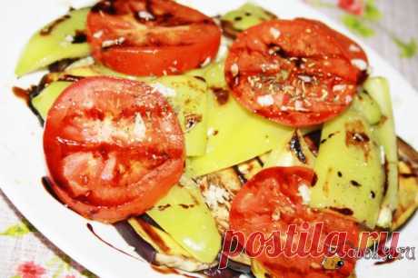 Антипасти из баклажана, сладкого перца и помидора Антипасти из баклажана, сладкого перца и помидора - очень легкая, полезная и вкусная закуска-аперитив из сезонных овощей. Подать ее можно и к повседневному и к праздничному столу, ароматные нежирные овощи-гриль разлетаются практически мгновенно! Если антипасти планируете подавать к романтическому ужину, от чеснока стоит отказаться или отдельно запечь чеснок и приправить антипасти печеным чеснокок.