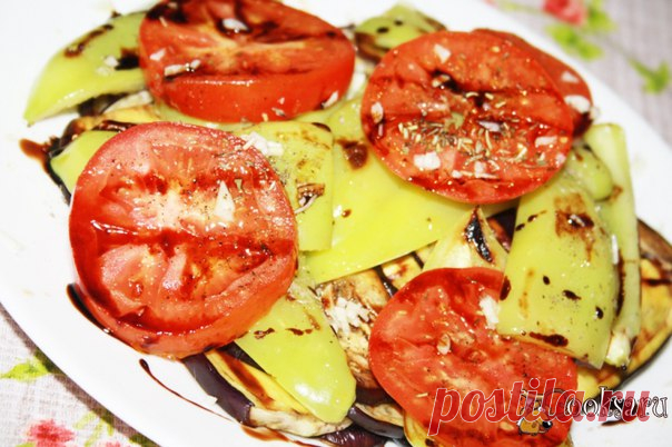 Антипасти из баклажана, сладкого перца и помидора Антипасти из баклажана, сладкого перца и помидора - очень легкая, полезная и вкусная закуска-аперитив из сезонных овощей. Подать ее можно и к повседневному и к праздничному столу, ароматные нежирные овощи-гриль разлетаются практически мгновенно! Если антипасти планируете подавать к романтическому ужину, от чеснока стоит отказаться или отдельно запечь чеснок и приправить антипасти печеным чеснокок.
