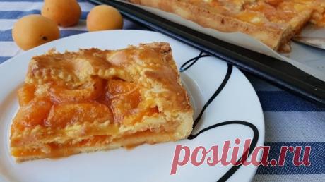 Абрикосовый пирог на песочном тесте 

Восхитительный аромат! 
 
Ингредиенты: 
 
Мука — 400 г 
Масло сливочное — 200 г 
Яйца — 2 шт. 
Джем абрикосовый — 3 ст. л. 
Абрикос — 800 г 
Сахар — 120 г 
Сахарная пудра — 2 ст. л. 
Желток — 1 шт. 
 
Приготовление: 
 
1. Взбить масло комнатной температуры и сахар. Добавить яйца и муку, замесить тесто. 
2. Разделить на две неравные части. 
3. Большую часть теста раскатать и распределить по дну формы. Нанести на тесто джем, поверх вылож...