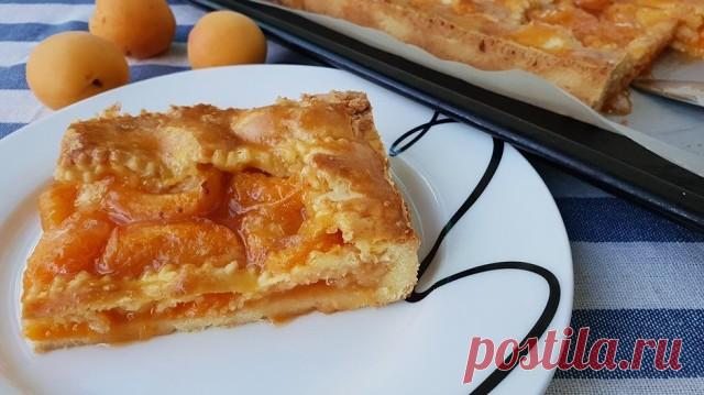 Абрикосовый пирог на песочном тесте 

Восхитительный аромат! 
 
Ингредиенты: 
 
Мука — 400 г 
Масло сливочное — 200 г 
Яйца — 2 шт. 
Джем абрикосовый — 3 ст. л. 
Абрикос — 800 г 
Сахар — 120 г 
Сахарная пудра — 2 ст. л. 
Желток — 1 шт. 
 
Приготовление: 
 
1. Взбить масло комнатной температуры и сахар. Добавить яйца и муку, замесить тесто. 
2. Разделить на две неравные части. 
3. Большую часть теста раскатать и распределить по дну формы. Нанести на тесто джем, поверх вылож...