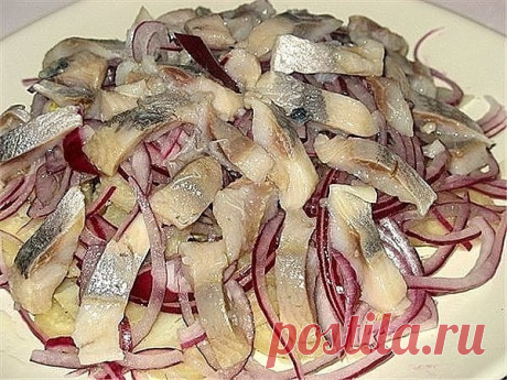 Сельдь в горчично-уксусной заливке - вкуснее не бывает!
 
Ингредиенты:
- 3 крупных свежемороженных сельди
- 1 большая головка лука (с сиреневым эффектнее)
- 2 чайные ложки соли
- 1 чайная ложка сахара
- 0,5 чайной ложки молотого черного перца
- 1 чайная ложка горчичного порошка
- 150 мл подсолнечного масла (можно больше)
- 1-1,5 чайная ложка уксусной эссенции
- соль
- сахар
- горчица
- перец
 
Масло смешать с уксусной эссенцией.
 
Лук нарезать полукольцами.
 
Филе селедки ...