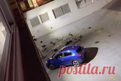 Женщина нашла способ отомстить бойфренду за измену и восхитила сеть. Блогерша под ником Nora рассказала, что стала свидетельницей сцены ревности, которую устроила ее соседка. Девушка сняла на видео, как знакомая выкидывала из окна вещи изменившего ей бойфренда. Соответствующий ролик появился в социальной сети TikTok в минувшее воскресенье, 23 января.