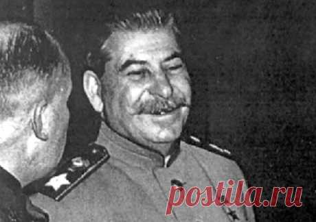 Что делал Сталин когда напивался По воспоминаниям сотрудников личной охраны Сталина, Николая Власика и Алексея Рыбина, «отец народов» почти не употреблял алкоголь. А если такое и случалось, то Сталин предпочитал крепким спиртным напиткам вина. Однако окружению вождя все же пришлось наблюдать его в «невесомости». В первый раз это произошло на праздновании дня рождения военачальника Сергея Штеменко, а во второй – на поминках секретаря ЦК Андрея Жданова.