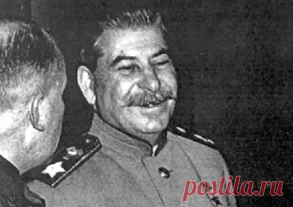 Что делал Сталин когда напивался По воспоминаниям сотрудников личной охраны Сталина, Николая Власика и Алексея Рыбина, «отец народов» почти не употреблял алкоголь. А если такое и случалось, то Сталин предпочитал крепким спиртным напиткам вина. Однако окружению вождя все же пришлось наблюдать его в «невесомости». В первый раз это произошло на праздновании дня рождения военачальника Сергея Штеменко, а во второй – на поминках секретаря ЦК Андрея Жданова.