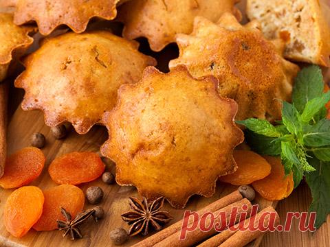 Рецепт кексов: в формочках и без них Классический английский
Знаменитая мисс Марпл из детективов А.Кристи не могла устоять от соблазна съесть за вечерним чаем второй кусочек именно такого кекса. Понадобится: 5 яиц, 120 г сливочного масла, 300 г муки, 200 г сахара, 1/5 ч.л. соли, 1 ч.л. разрыхлителя, 70 г кураги, 70 г изюма.
Размягченное масло взбейте с сахаром миксером до пены. Просеянную муку смешайте с разрыхлителем. Вымытую (но не мокрую!) курагу мелко нареж...