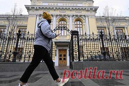 Размер ключевой ставки в России посчитали недостаточным. Предпосылкой для возможного повышения ключевой ставки в дальнейшем может стать перегрев российской экономики. Такое мнение высказал первый зампред ВТБ Дмитрий Пьянов. Несмотря на жесткую политику регулятора, экономика страны продолжает расти «с перегревом» и двигаться в сторону очень высоких темпов роста, сказал он.