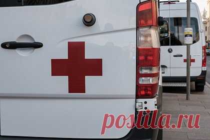 Пьяный россиянин избил врачей по пути в больницу. В Энгельсе Саратовской области мужчина в состоянии алкогольного опьянения избил врачей скорой помощи по пути в больницу. Об этом сообщило управление МВД по российскому региону в Telegram-канале. Напавшему на медиков мужчине 40 лет. Его задержали полицейские и доставили в отдел для выяснения обстоятельств случившегося.