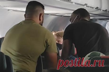 Ударившего свою мать пассажира примотали скотчем к креслу до конца полета. Во время полета подросток пытался выбить окно рядом со своим сиденьем, а также ударил свою мать, после чего был обездвижен до конца полета скотчем. Отмечается, что рейс авиакомпании American Airlines по маршруту Мауи — Лос-Анджелес был перенаправлен в Гонолулу из-за буйного поведения одного из пассажиров.