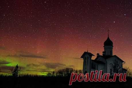Уникальное природное явление фотограф заснял под Псковом. В Печорском районе Псковской области российский астрофотограф Петр Митрофанов запечатлел церковный храм на фоне северного сияния. Фотографиями он поделился на своей странице во «ВКонтакте». Уникальное природное явление он заснял в деревне Заболотье под Псковом в субботу, 30 октября.