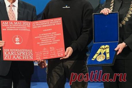 Зеленскому вручили премию Карла Великого. В Ахене премией имени Карла Великого наградили президента Украины Владимира Зеленского. На церемонии вручения канцлер ФРГ Олаф Шольц заявил, что Европа многим обязана Зеленскому. Премия Кара Великого каждый год присуждается за вклад в объединение европейских стран. Ранее ее присудили Папе Римскому Франциску.