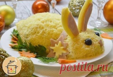 Салат «кролик»
Продукты (на 6 порций)
Ветчина - 200 г
Рис - 160 г
Кукуруза консервированная - 150 г
Яйца - 4 шт.
Лук репчатый - 60 г
Огурец - 30 г
Укроп свежий - 1 пучок (15 г)
Майонез - 80 г
Соль - 1/2 ч. ложки
Перец чёрный молотый - 1 щепотка
*
Для украшения:
Сыр твёрдый - 300 г
Ветчина - 60 г
Маслины без косточек - 1 шт.
Зелень свежая - несколько веточек
Морковь - несколько ломтиков