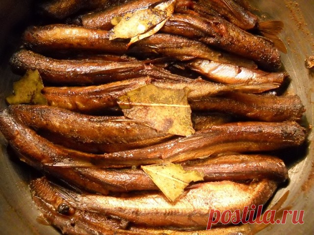 СОВЕТ 1: Скажу сразу, по вкусу получается ну ни капли не отличимо от магазинных шпрот. 

1 кг рыбы (килька, мойва). 
Для заливки на 1 кг рыбы: 
2 горсти луковой шелухи (она дает и цвет и подкопченый вкус. И заметьте, без всякого копчения, жидкого дыма и канцерогенов!), 
1 столовая ложка соли, 
1 чайная сахара,
 1 стакан очень крепкой чайной заварки, 
неполный стакан растительного масла,
 7 лавровых листьев, несколько горошин черного перца.

Рыбку необходимо почистить и про...
