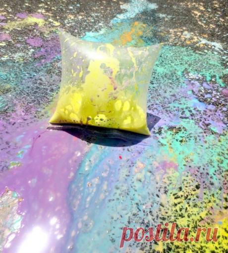 25 недорогих способов занять непосед
Чтобы сде­лать цвет­ные бом­бочки, вам понадобятся:

пакеты с зам­ком Zip-lock;
куку­руз­ный крахмал;
пище­вой кра­си­тель или акварель;
уксус;
сода;
бумаж­ные поло­тенца или салфетки.
Сме­шайте крах­мал, уксус и кра­си­тель и запол­ните сме­сью пакеты на одну треть. Затем насыпьте соду в сере­дину сал­фетки и сфор­ми­руйте из нее бом­бочку. Поло­жите в пакет бом­бочку и плотно запе­ча­тайте пакет. Затем хоро­шенько встрях­ните содер­жи...