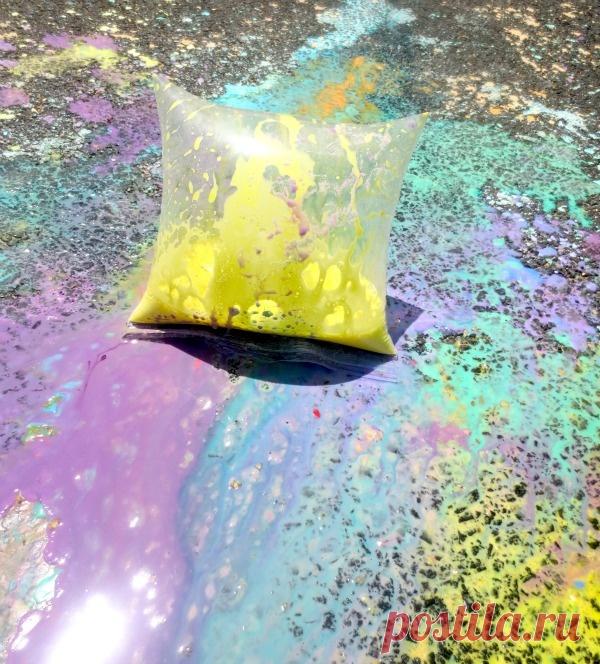 25 недорогих способов занять непосед
Чтобы сде­лать цвет­ные бом­бочки, вам понадобятся:

пакеты с зам­ком Zip-lock;
куку­руз­ный крахмал;
пище­вой кра­си­тель или акварель;
уксус;
сода;
бумаж­ные поло­тенца или салфетки.
Сме­шайте крах­мал, уксус и кра­си­тель и запол­ните сме­сью пакеты на одну треть. Затем насыпьте соду в сере­дину сал­фетки и сфор­ми­руйте из нее бом­бочку. Поло­жите в пакет бом­бочку и плотно запе­ча­тайте пакет. Затем хоро­шенько встрях­ните содер­жи...