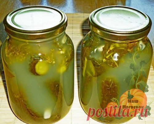 Если в вашей семье так же любят кислые огурцы, как в моей, вы точно подберете для себя подходящий рецепт в литровых и 3 л банках на зиму. Консервирую без стерилизации, еще нравятся кисло-сладкие маринованные. Муж обожает закатку с луком без уксуса, всегда съедают первой эту банку. Еще консервирую под металлическую крышку