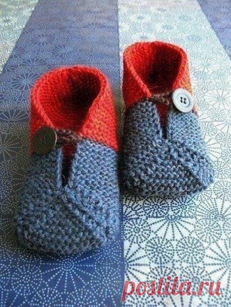 Тапочки платочной вязкой Ничего сложного, вязать платочной вязкой ( на каждой стороне и лицевой и изнаночной вязать лицевыми петлями.Затем свернуть продольно пополам и сшить короткий край прямоугольника &mdash; это шов на пятке.Далее завернуть половину треугольника ( на схеме эта часть окрашена светлосерым...