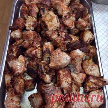 Вкуснейший шашлык в духовке
Мясо не отличить от пожаренного на мангале!
Приготовление элементарное, а мясо получается нежное, сочное,
слегка поджаренное.
Секреты приготовления такого мяска:
1. готовить надо в рукаве для запекания.
2. на луковой подушке. Причем лук должен быть маринованный. Именно он
более всего и придает мясу вкус шашлыка.
Но обо всем по порядку…
Ингредиенты и способ приготовления смотрите на нашем сайте http://quharka.ru/recipes/100616/vkusnejshij-shashlyk-v-duhovke.html?t=2