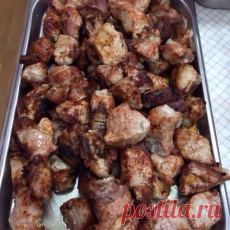 Вкуснейший шашлык в духовке
Мясо не отличить от пожаренного на мангале!
Приготовление элементарное, а мясо получается нежное, сочное,
слегка поджаренное.
Секреты приготовления такого мяска:
1. готовить надо в рукаве для запекания.
2. на луковой подушке. Причем лук должен быть маринованный. Именно он
более всего и придает мясу вкус шашлыка.
Но обо всем по порядку…
Ингредиенты и способ приготовления смотрите на нашем сайте https://quharka.ru/recipes/100616/vkusnejshij-shashlyk-v-duhovke.html?t=2