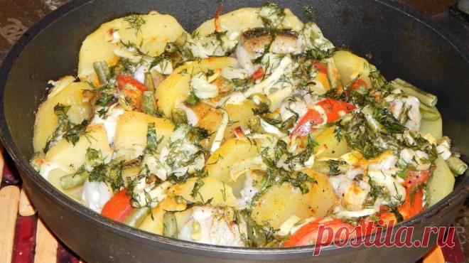 Минтай, запеченный с картофелем и помидорами - Простые рецепты Овкусе.ру