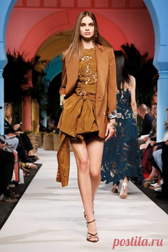 Ирина Шейк в свадебном платье и кружевные пальто на шоу Oscar de La Renta | VestiNewsRF.Ru