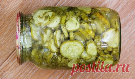 Рецепт вкусных, хрустящих маринованных огурцов.
Хочу поделиться с Вами рецептом вкусных, хрустящих маринованных огурцов. Такие огурчики станут прекрасной закуской к обеду или ужину. Из данного количества ингредиентов получается 4 литровые баночки готового продукта.

Для приготовления 
4 кг огурцов; 
1 стакан сахара; 
1 стакан растительного масла; 
1 стакан уксуса 9%; 
40 г соли; 
1 ст. л. черного молотого перца; 
3 зубчика чеснока;
укроп или петрушка.

Огурцы нарезаем ломт...