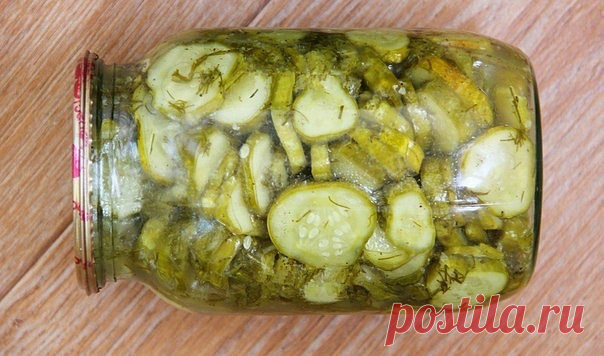 Рецепт вкусных, хрустящих маринованных огурцов.
Хочу поделиться с Вами рецептом вкусных, хрустящих маринованных огурцов. Такие огурчики станут прекрасной закуской к обеду или ужину. Из данного количества ингредиентов получается 4 литровые баночки готового продукта.

Для приготовления 
4 кг огурцов; 
1 стакан сахара; 
1 стакан растительного масла; 
1 стакан уксуса 9%; 
40 г соли; 
1 ст. л. черного молотого перца; 
3 зубчика чеснока;
укроп или петрушка.

Огурцы нарезаем ломт...