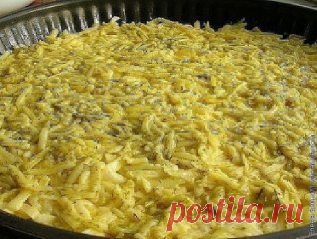 Запеканка из тертого картофеля с сыром и чесноком
Это блюдо стало одним из моих любимых еще в детстве и до сих пор им остается. Им часто угощала меня сестра, когда я приезжала к ней в гости. Разница в возрасте у нас довольно большая, и поэтому когда я только начала интересоваться кулинарными премудростями, сестра была уже опытной хозяйкой. У неё я переняла рецепт этой замечательной запеканки с возбуждающим аппетит чесночным ароматом.
Такой картофельной запеканкой можно легко накормить всю семью.