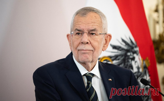 Собака президента Молдавии Санду укусила лидера Австрии ван дер Беллена. После укуса президент Австрии Александер ван дер Беллен пришел на пресс-конференцию и встречу с властями Молдавии с перевязанной ладонью