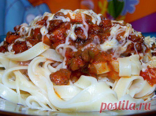 Тальятелле с рагу
Great Food • Лучшие Рецепты


Ингредиенты:

500 г говядины

2-3 зубчика чеснока

1 большая луковица
1 большая морковь
1 стебель сельдерея
консервированные помидоры в собственном соку
2 ст.л. томатной пасты
1 ст. красного сухого вина
соль, черный перец, смесь итальянских трав
Паста "Тальятелле"