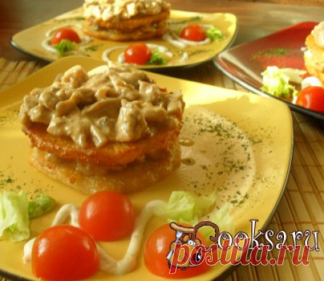 Куриное филе в сливочном соусе с шампиньонами на картофельных оладьях #ужин #кулинария #оладьи #курица #вкусно #рецепты Очень вкусное, горячее порционное блюдо,это фирменный рецепт шеф-повара одного из кафе нашего города. Куриное филе (среднего размера) — 6 шт; Шампиньоны — 8 шт; Сливки (20%-ные) — 400 мл; Соевый соус — 3-4 ст.л.; Масло сливочное — 50 г; Соус Ворчестер — 1 ч.л.; Картофельные оладьи (полуфабрикат или пожарить драники) — 16 шт; Масло растительное (для жарения) ; Перец черный…