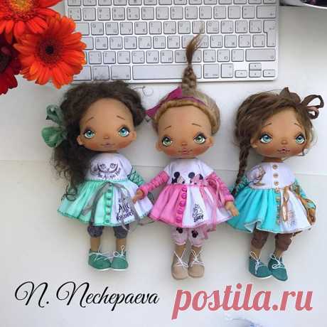 Вот они - последние куклы этого месяца 💚💙💖 и последнее фото на сегодня 😄🙈!
‼️Когда и как можно будет купить:
💖💖💖Кукла в розовом платье - завтра (13.07) в 10:00 по Москве опубликую новую фотографию, под которой нужно будет оставить комментарий о желании купить. Заявки будут приниматься до 11:00. Раздаю номера, если желающих будет несколько. Пол часа всем на проверку номеров. И генератор нам поможет выбрать дом. Всё, как обычно. Под фотографией я всё напишу.
💚💙💚Ку...