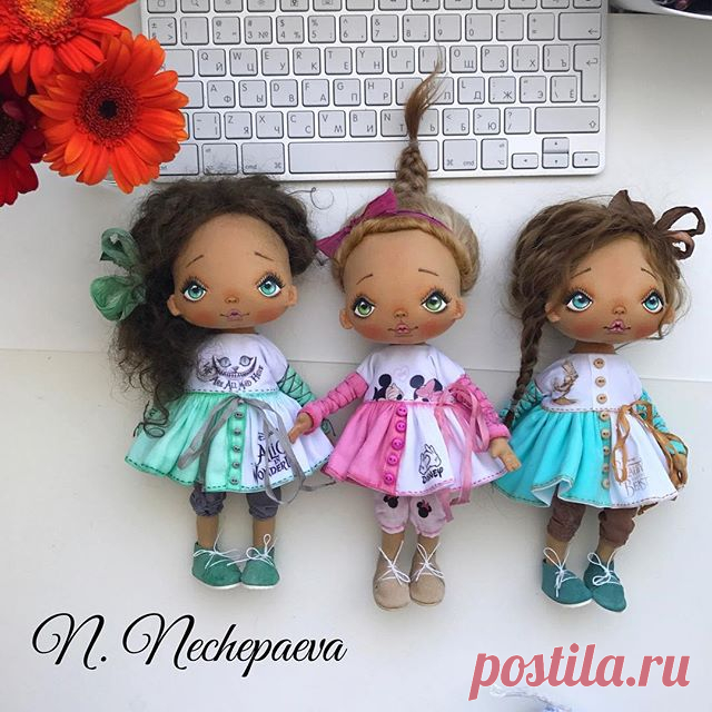 Вот они - последние куклы этого месяца 💚💙💖 и последнее фото на сегодня 😄🙈!
‼️Когда и как можно будет купить:
💖💖💖Кукла в розовом платье - завтра (13.07) в 10:00 по Москве опубликую новую фотографию, под которой нужно будет оставить комментарий о желании купить. Заявки будут приниматься до 11:00. Раздаю номера, если желающих будет несколько. Пол часа всем на проверку номеров. И генератор нам поможет выбрать дом. Всё, как обычно. Под фотографией я всё напишу.
💚💙💚Ку...