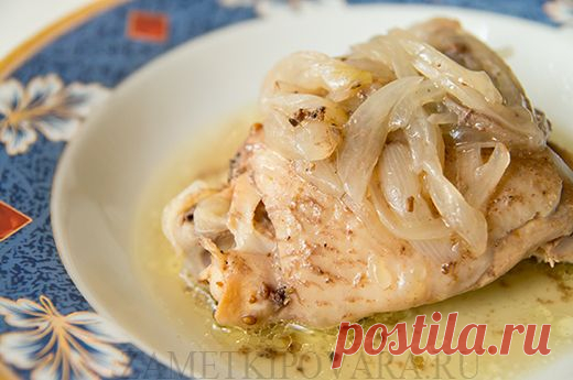 Куриные бедра с луком в мультиварке.