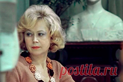 Светлана Немоляева оценила идею повторного проката «Служебного романа» в России. Актриса Светлана Немоляева оценила идею повторного проката фильма «Служебный роман» в России. Немоляева предположила, что молодых зрителей трудно привлечь в кинотеатры одним призывом идти смотреть кино советского производства. Актриса предложила рассказывать о выдающихся картинах них в школах и институтах.