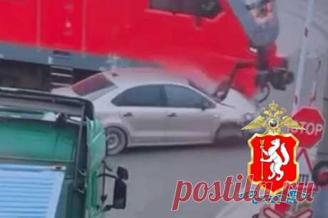 В российском городе поезд протаранил легковушку и попал на видео. В Екатеринбурге поезд протаранил легковой автомобиль, выехавший на железнодорожные пути. Соответствующее видео опубликовал портал e1.ru. На кадрах видно, как легковушка въезжает на железнодорожные пути прям перед стоящим грузовым автомобилем. В момент заезда на пути Volkswagen таранит поезд.