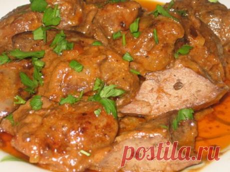 Вкусная печень "Красавица Востока"
Потребуется:
1 кг. печени (любой),
3 луковицы,
5-6 зубчиков чеснока,
крахмал,
томатная паста,
мёд,
растительное масло,
соевый соус,
паприка,
соль.
Приготовление:
Я готовила пол нормы! Т.е. на пол кило печени. Но в рецепте оставила описание для полной нормы! Не запутайтесь!
печень режем ломтиками
и немного отбиваем . Если молоточка нет, то можно как я - скалкой. Только накройте печень пакетиком, а то по всей кухне разбрызгаете
потом режем полосочками
Сложим