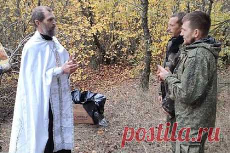 Российский священник покрестил участников спецоперации в мешках для «груза 200». Протоиерей Виктор Иванов был вынужден использовать патологоанатомические мешки, чтобы провести обряд крещения обратившихся к нему участников специальной военной операции. По его словам, военнослужащие с пониманием отнеслись к использованию пакетов для «груза 200» и «атрибутика смерти» не ввела крещенных в ступор.