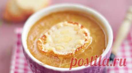 Чудесный вкус этого основательного супа зависит от хорошего крепкого бульона и медленно карамелизированного лука. Так что не спешите во время приготовления. Можно сварить суп заранее, а уже перед подачей запечь его с сырными гренками.