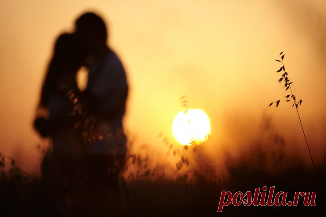 20 глубоких и проникновенных цитат Ремарка на все случаи жизни Я стоял рядом с ней, слушал ее, смеялся и думал, до чего же страшно любить женщину и быть бедным.