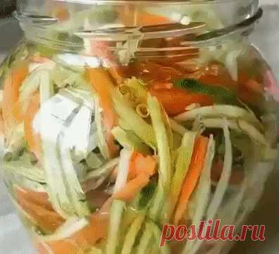 Мощнейшая закуска из Кабачков! Это просто бoмбa, огoнь блюдо!

Готовим:
Трем на специальной терке кабачок, морковь и пару небольших огурчиков.
Дальше эту вермишель нужно залить супер рассолом.
Для этого смешиваем половину стакана масла, половину стакана яблочного уксуса, пару ложек соевого соуса и сахар (1 ст.л.).
Распределяем овощи по баночкам и заливаем получившейся смесью.
У меня получилось 2 литровых банки.
Постарайтесь вытерпеть несколько часов и не слопать все сразу....