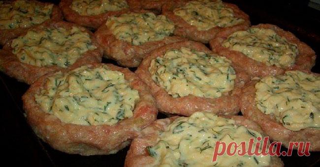 Это блюдо из фарша затмит любые котлеты! 25 минут в духовке – шедевр готов! Многие хозяйки предпочитают хранить в морозилке перемолотое мясо, а не цельные куски: фарш быстрее...