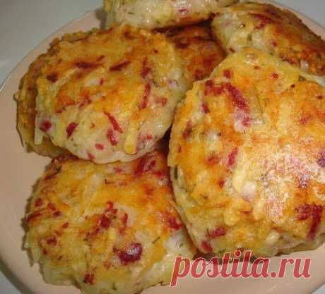 Драники с ветчиной, сыром и зеленью