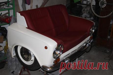 Диван из “Жигулей” своими руками | Чёрт побери Парень решил сделать диван из Жигулей, а что?! Почему бы и нет! Расцветку кузова и обивки он выбирал, как у "копейки" деда, собственно, в честь него и решил делать этот диван. Далее со слов автора.  Закупился запчастями, пришлось конечно попотеть, чтоб найти некоторые элементы.  Сделал деревянный каркас.  Купил задний диван от Ауди и начал его резать и пилить, убирая среднюю его часть.  В итоге получилось что-то типа того.  Вы...