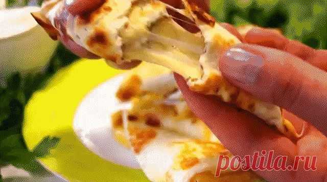 Супер Вкусный быстрый ЗАВТРАК за 3 минуты  Такой легкий и быстрый рецепт всегда выручит, когда совсем не остается времени на приготовление завтрака. Получается необыкновенно вкусно и сытно. Ооочень вкусненько
 
ИНГРЕДИЕНТЫ

яйцо, 2 штук
мука, 2 ст. л.
сметана, 4 ст. л.
сыр, 50-80 грамм
соль, 1/3 ч. л.

СПОСОБ ПРИГОТОВЛЕНИЯ

Из яйца, муки, сметаны и соли замесим тесто. 
Наливаем немного тесто на сковороду жарим до готовности, 
переворачиваем и посыпаем тертым сыром сразу, 
...